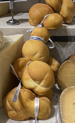 951Scamorza_chez_un_fromager.jpg